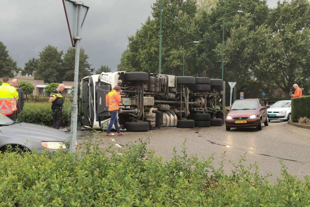 Vrachtwagen kantelt op rotonde
