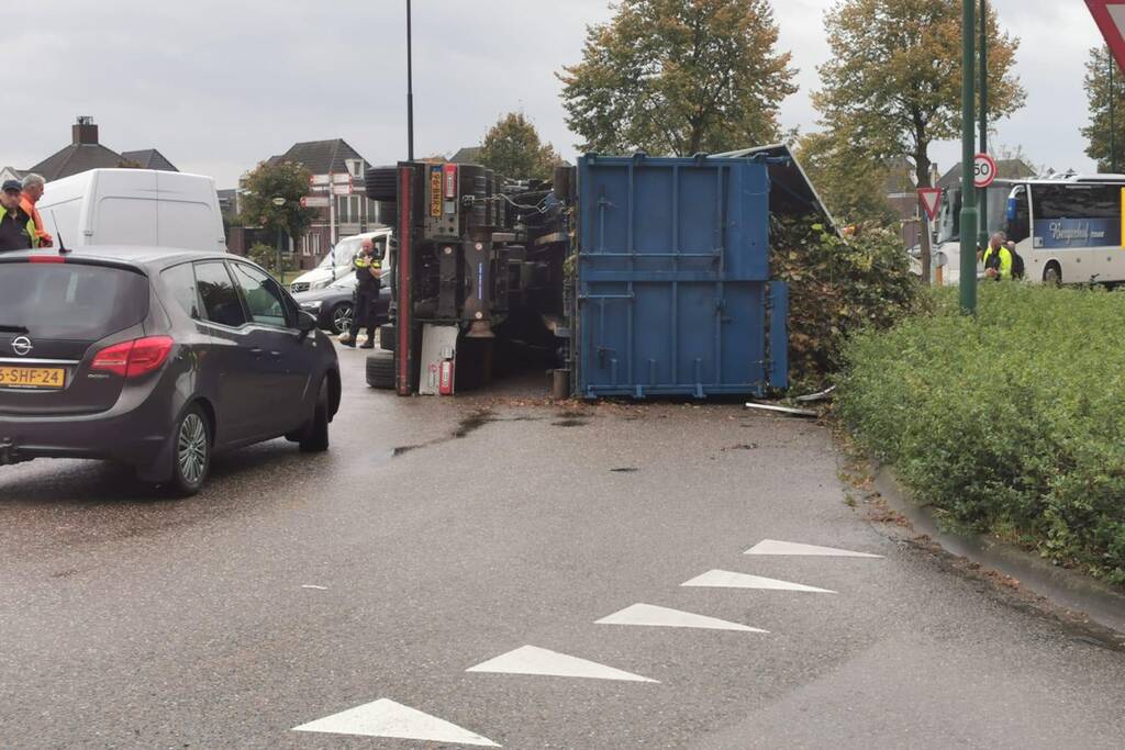 Vrachtwagen kantelt op rotonde