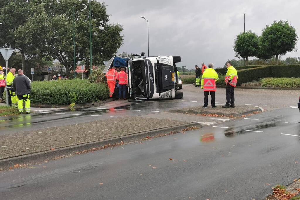 Vrachtwagen kantelt op rotonde