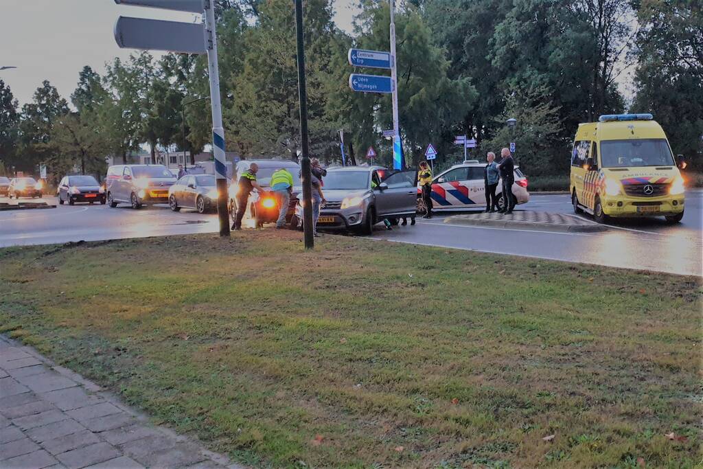 Personenwagen en bestelbus botsen op kruising
