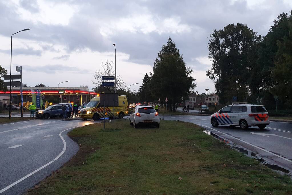 Personenwagen en bestelbus botsen op kruising