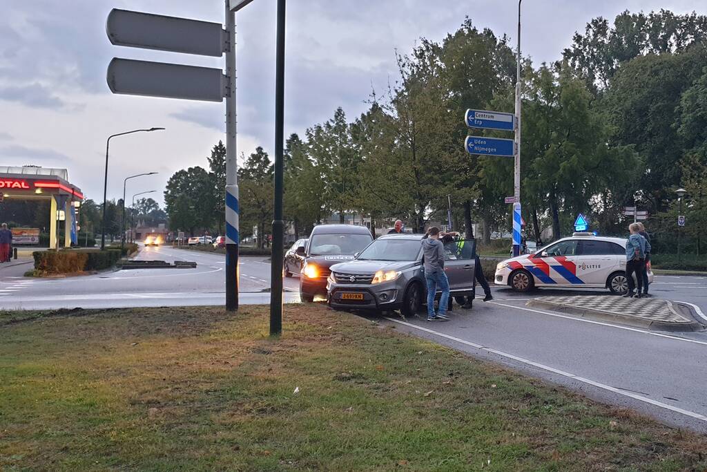 Personenwagen en bestelbus botsen op kruising