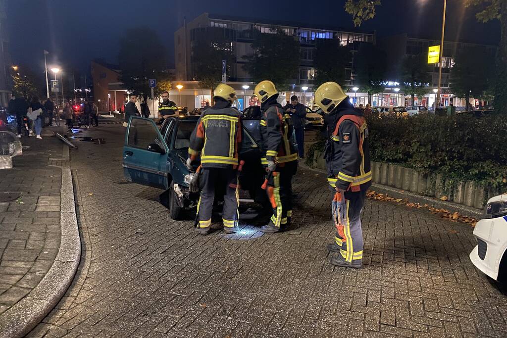 Automobilist ramt lantaarnpaal