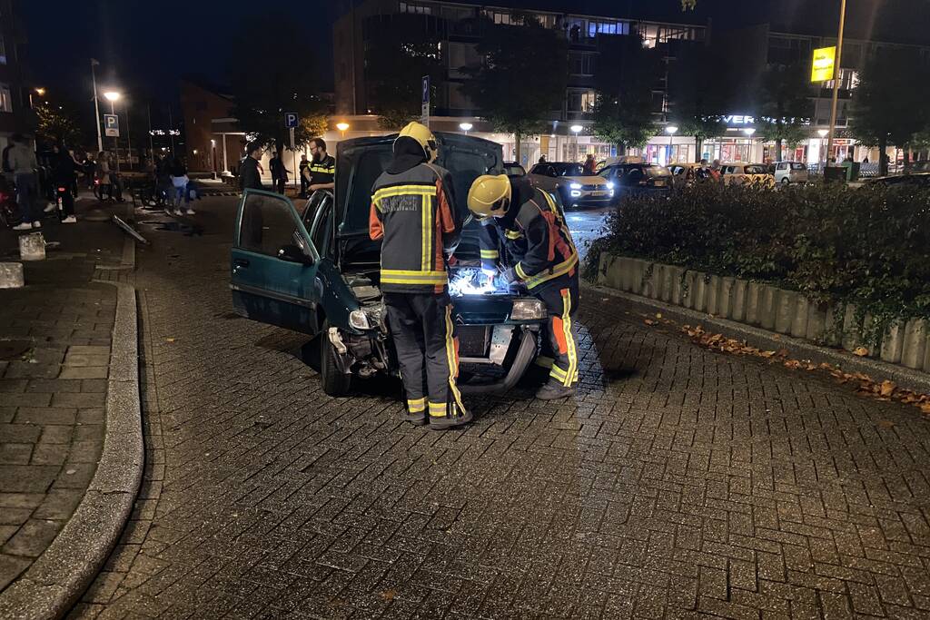 Automobilist ramt lantaarnpaal