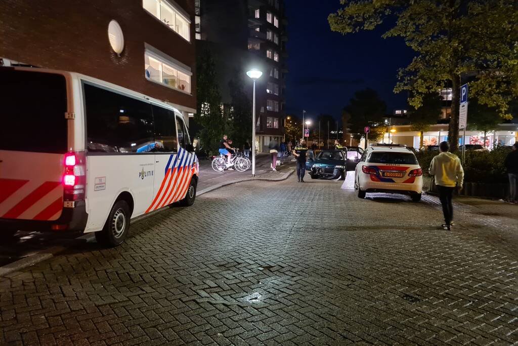 Automobilist ramt lantaarnpaal