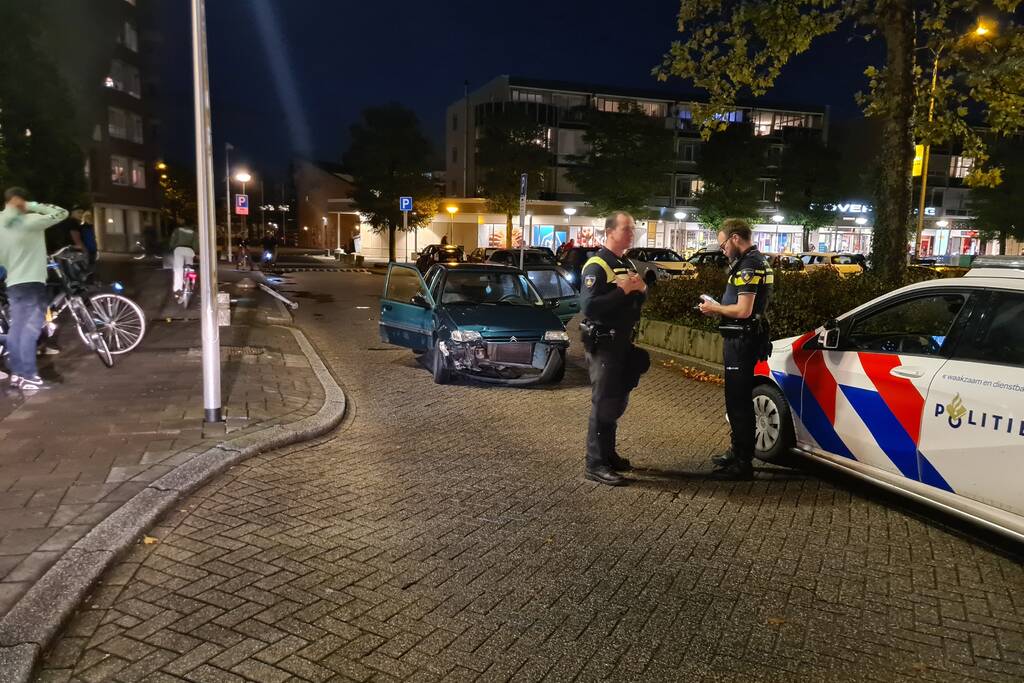 Automobilist ramt lantaarnpaal