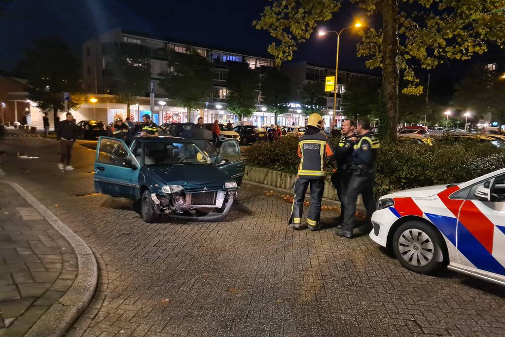 Automobilist ramt lantaarnpaal