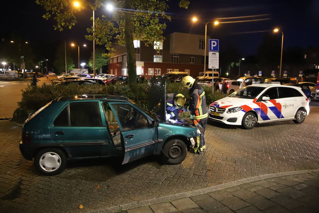 Automobilist ramt lantaarnpaal