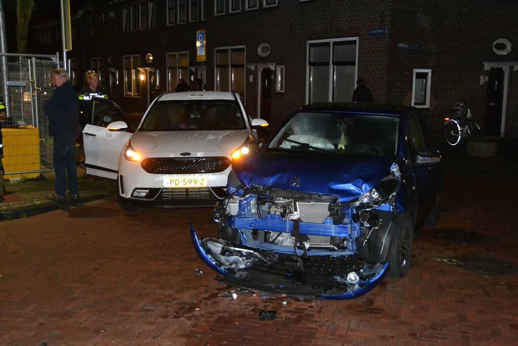 Veel schade na botsing tussen twee auto's