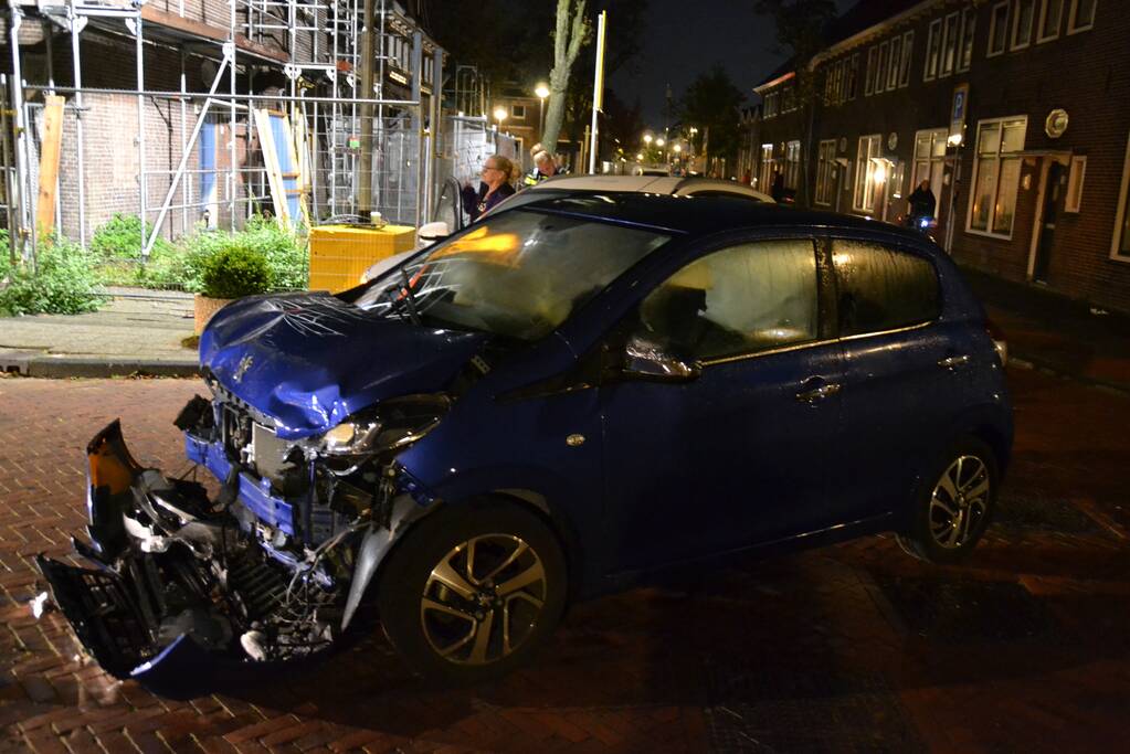 Veel schade na botsing tussen twee auto's