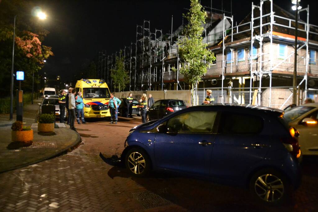 Veel schade na botsing tussen twee auto's