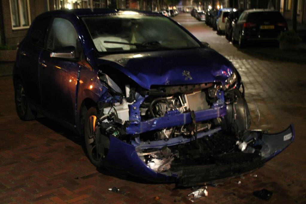 Veel schade na botsing tussen twee auto's