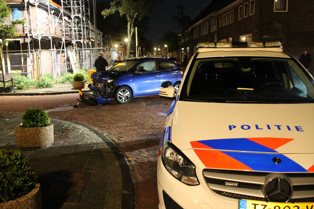 Veel schade na botsing tussen twee auto's