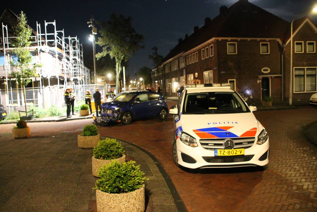 Veel schade na botsing tussen twee auto's