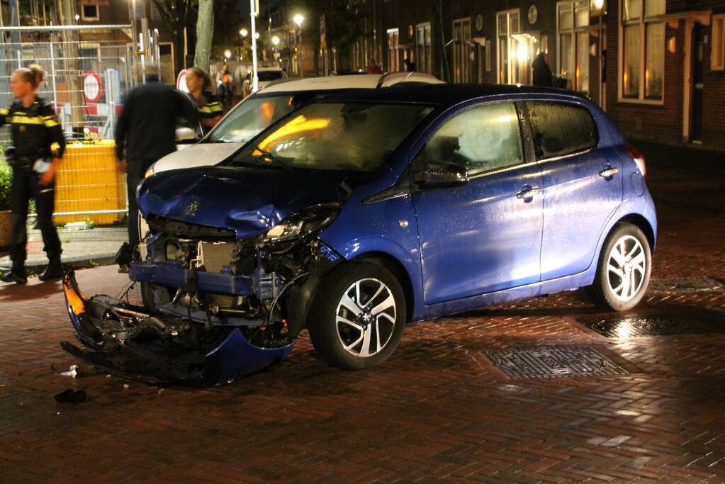 Veel schade na botsing tussen twee auto's