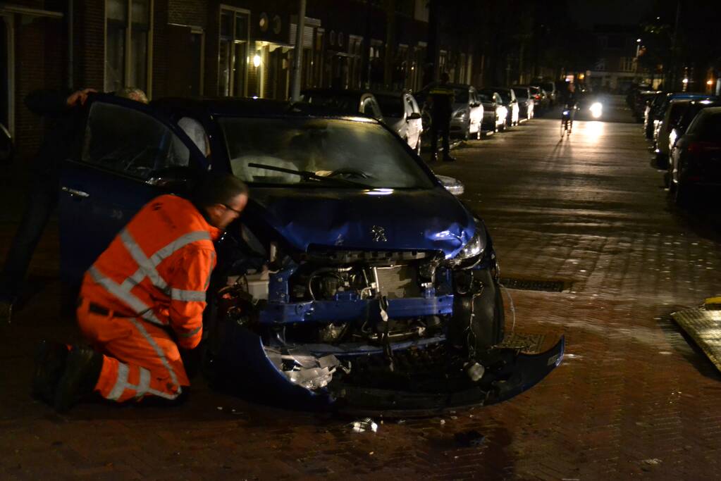Veel schade na botsing tussen twee auto's