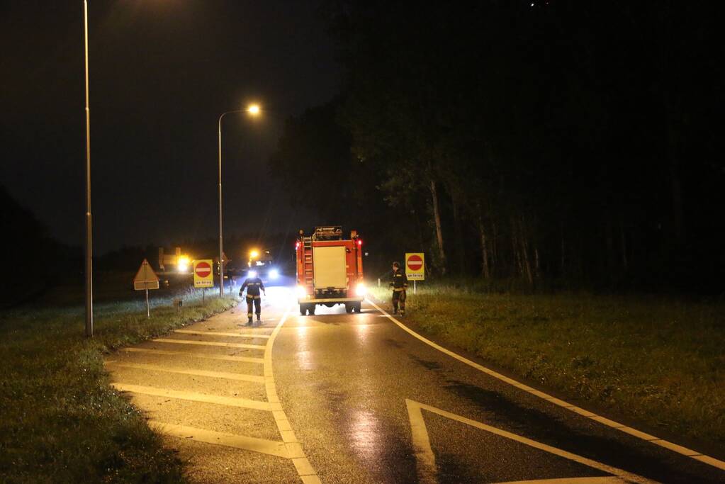 Auto belandt onderaan talud na schrikreactie