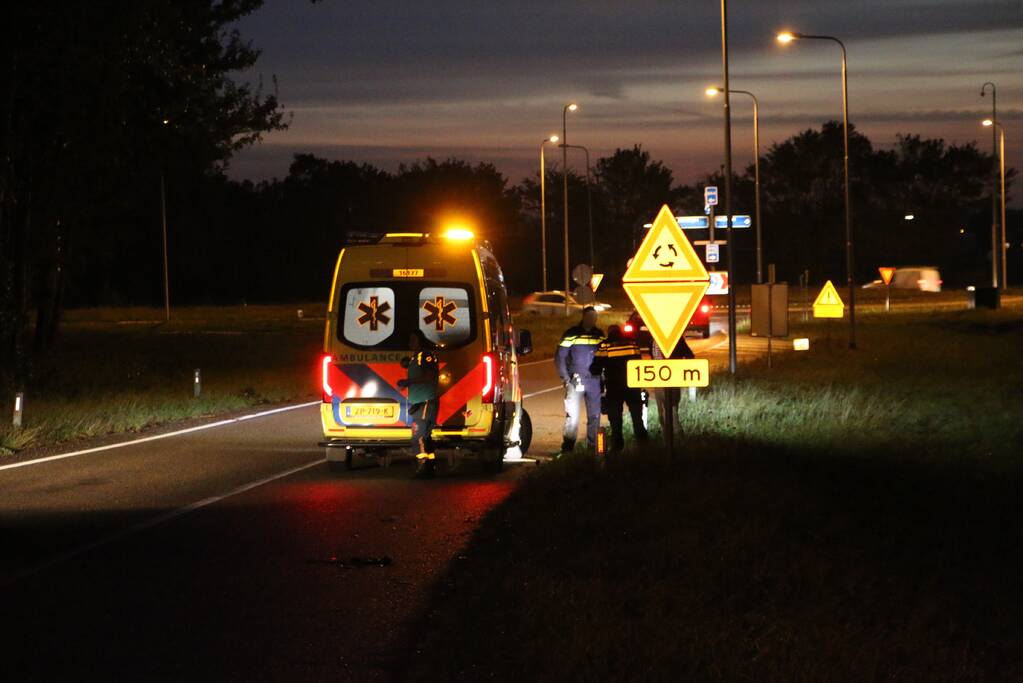 Auto belandt onderaan talud na schrikreactie