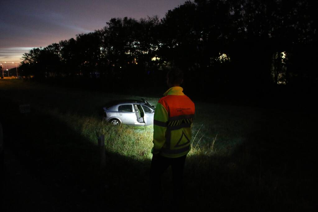 Auto belandt onderaan talud na schrikreactie