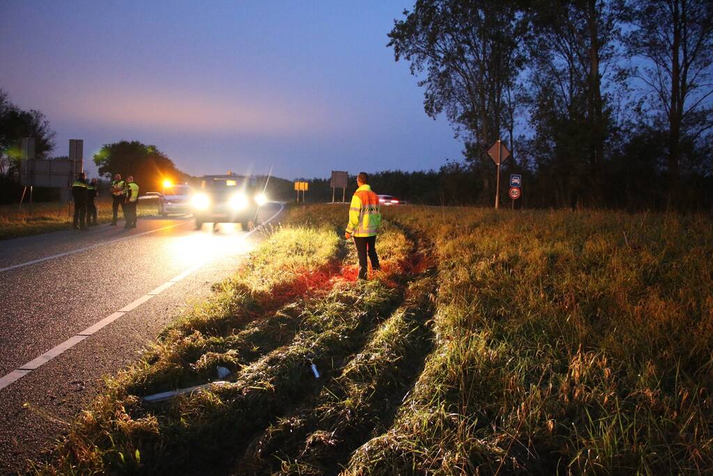 Auto belandt onderaan talud na schrikreactie