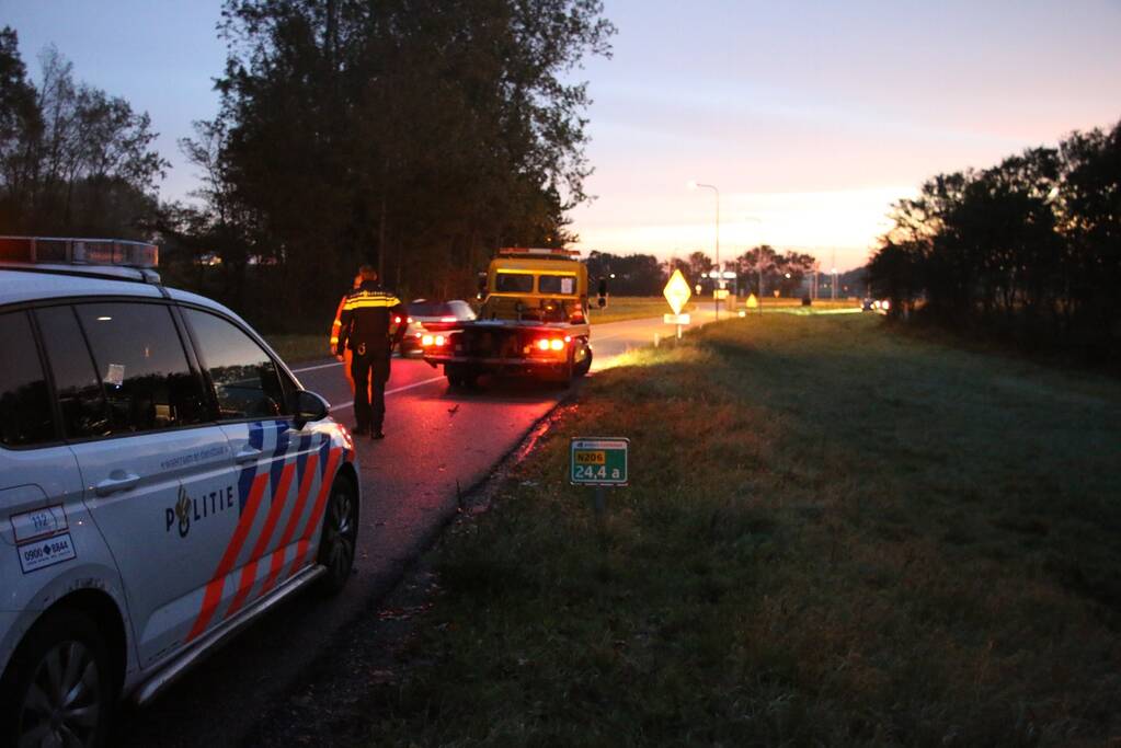 Auto belandt onderaan talud na schrikreactie