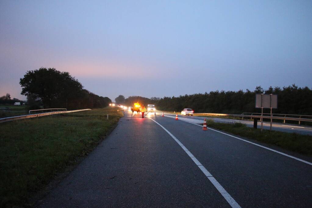 Auto belandt onderaan talud na schrikreactie