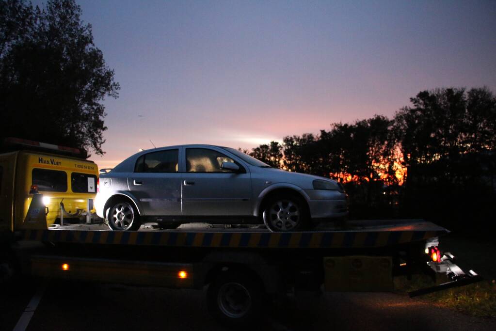 Auto belandt onderaan talud na schrikreactie