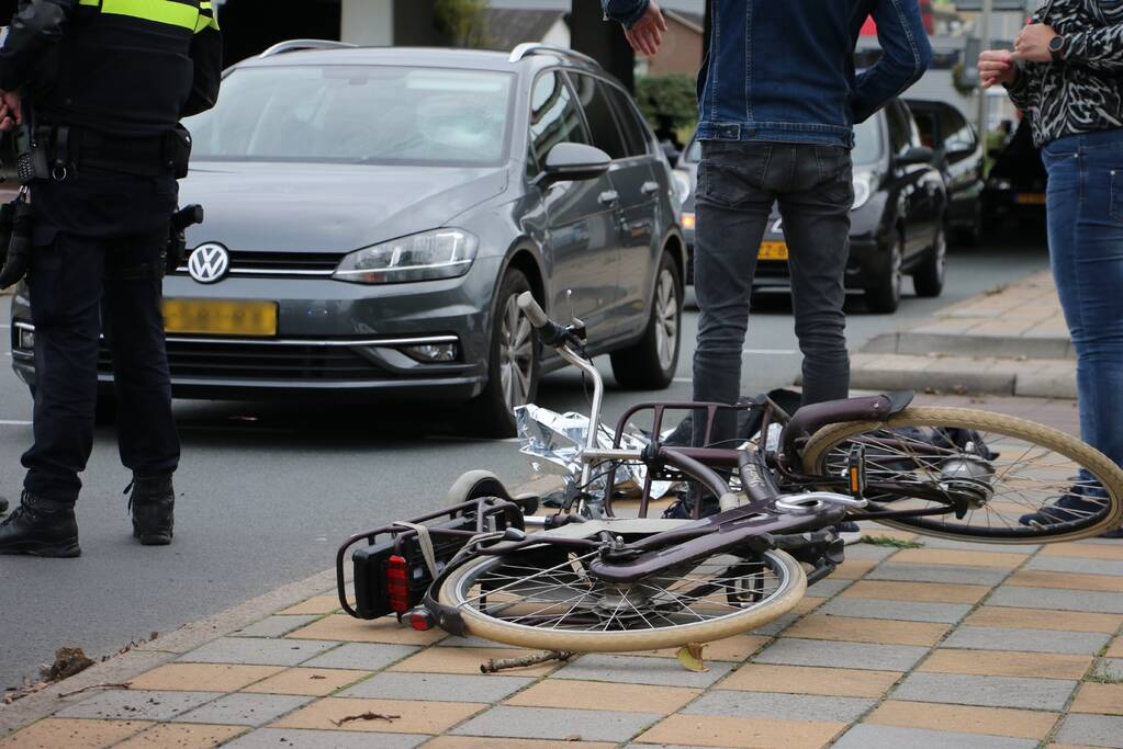 E-bikester gewond na aanrijding met auto