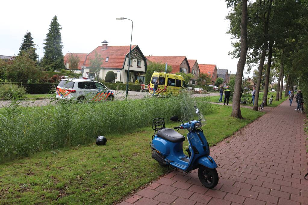 Fietsster gewond na botsing met brommer op fietspad