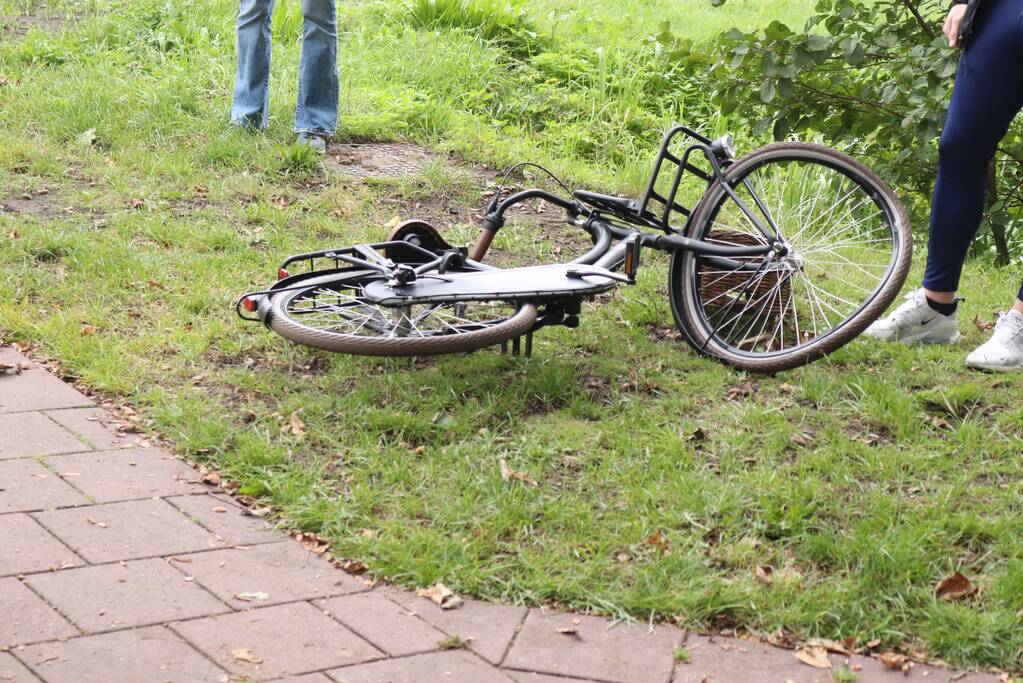 Fietsster gewond na botsing met brommer op fietspad