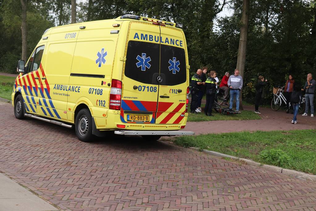 Fietsster gewond na botsing met brommer op fietspad