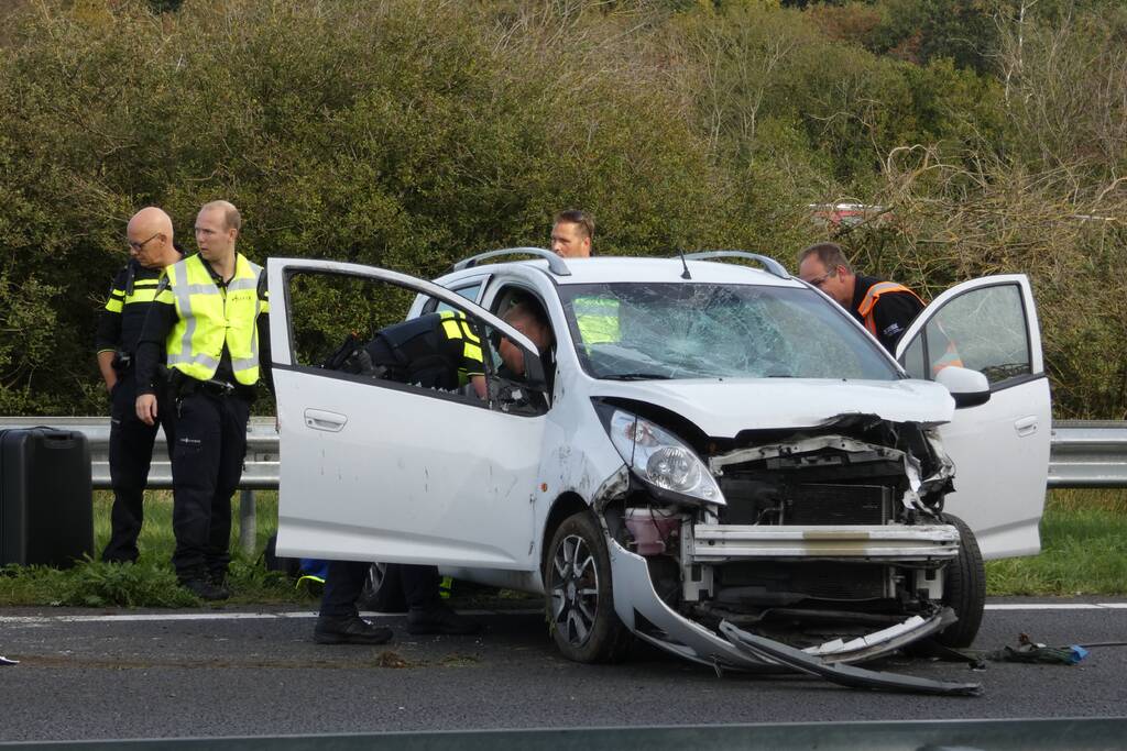Auto slaat om na ongeval op snelweg