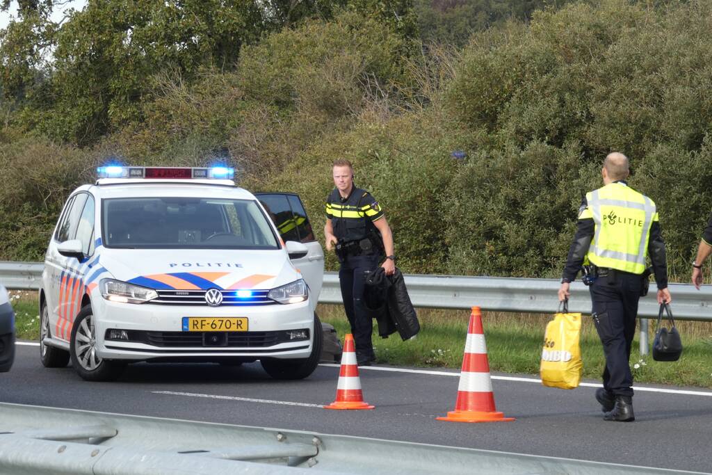 Auto slaat om na ongeval op snelweg