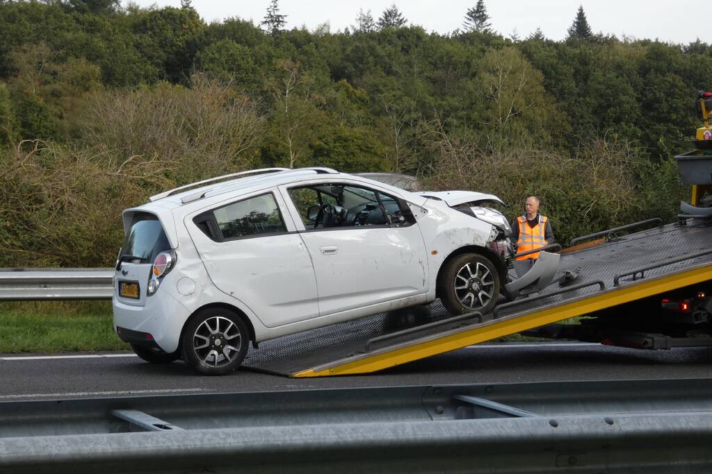 Auto slaat om na ongeval op snelweg