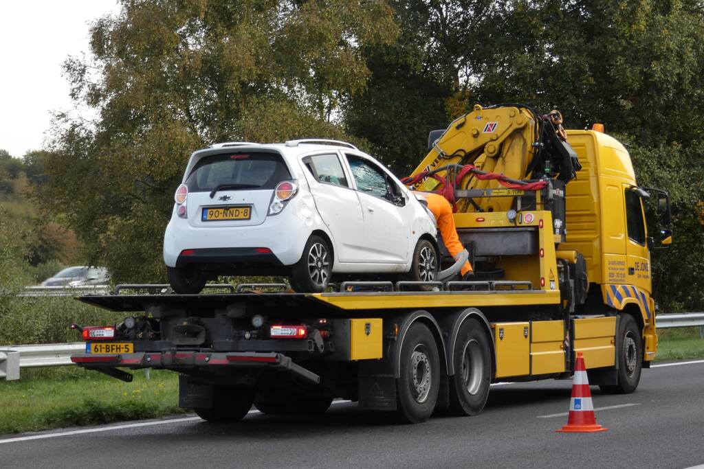 Auto slaat om na ongeval op snelweg