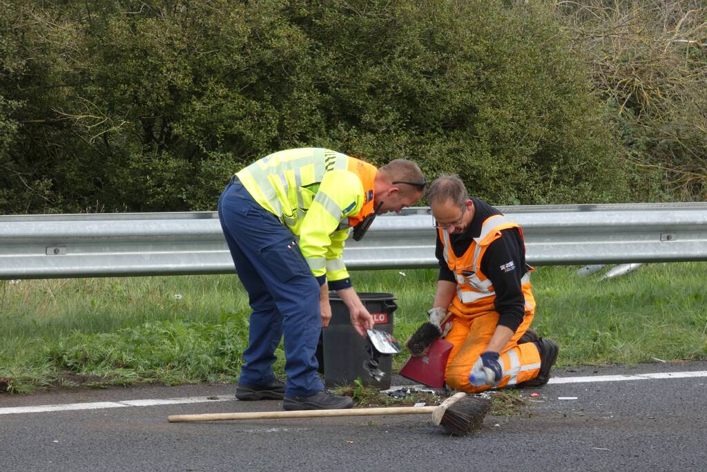 Auto slaat om na ongeval op snelweg
