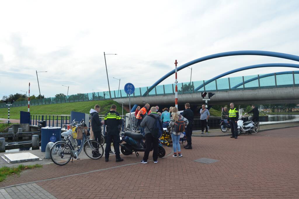 Twee scooterrijders botsen bij brug De Vaart