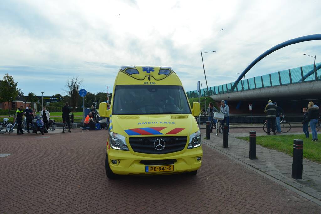 Twee scooterrijders botsen bij brug De Vaart