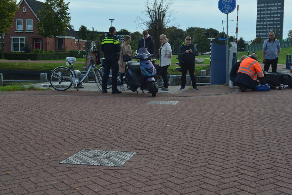 Twee scooterrijders botsen bij brug De Vaart
