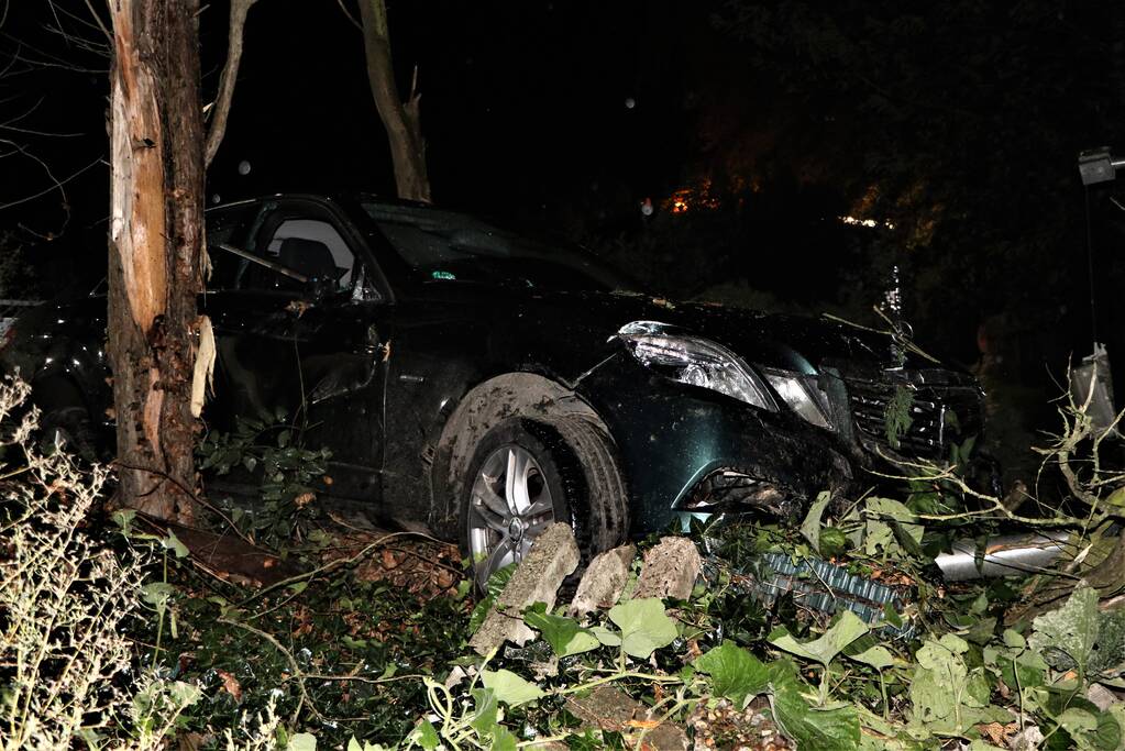 Automobilist verliest macht over het stuur en raakt boom