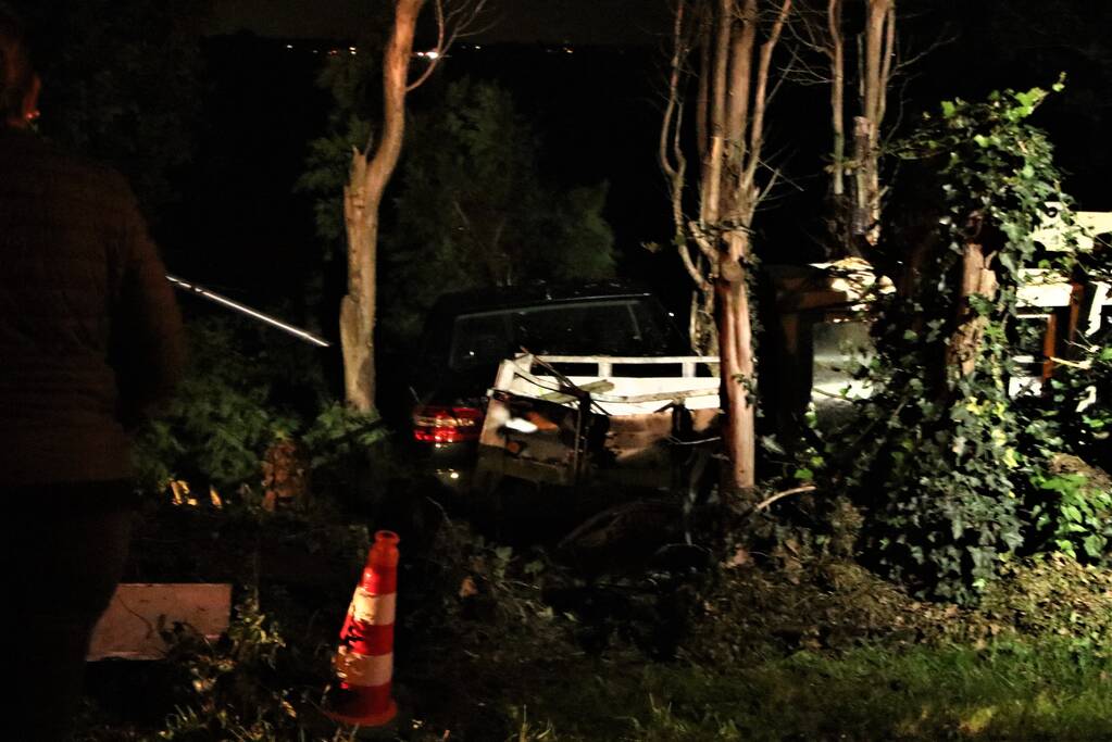 Automobilist verliest macht over het stuur en raakt boom