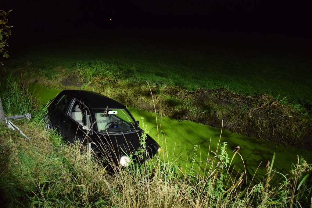 Auto raakt te water, bestuurder aangehouden