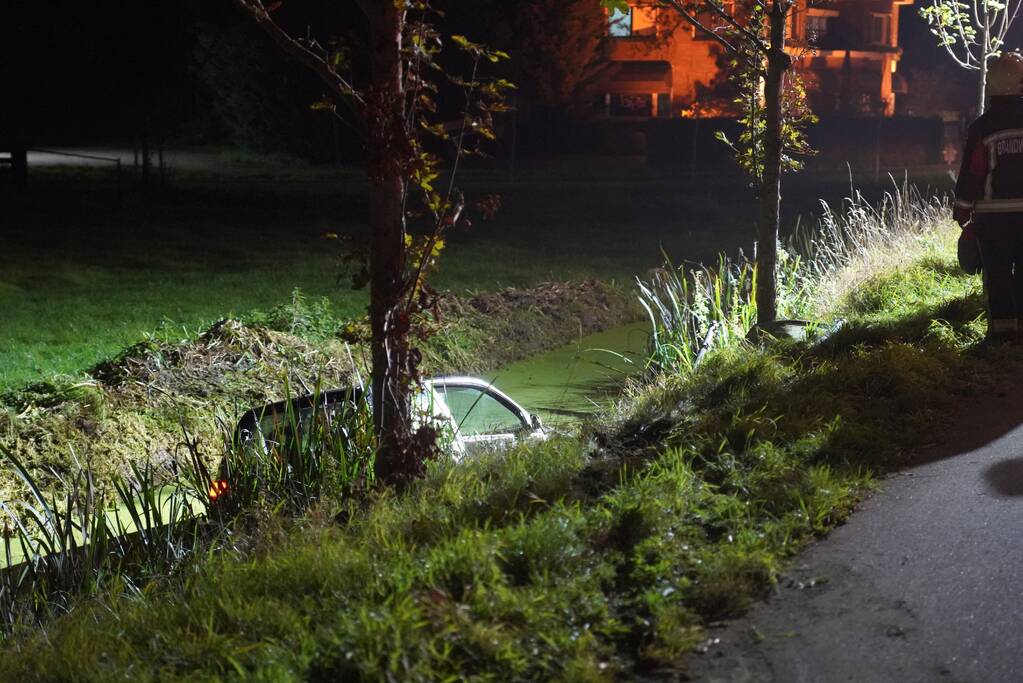 Auto raakt te water, bestuurder aangehouden