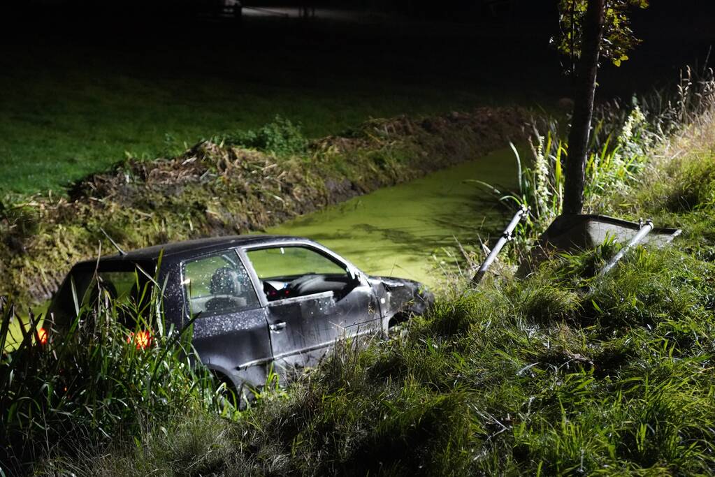 Auto raakt te water, bestuurder aangehouden