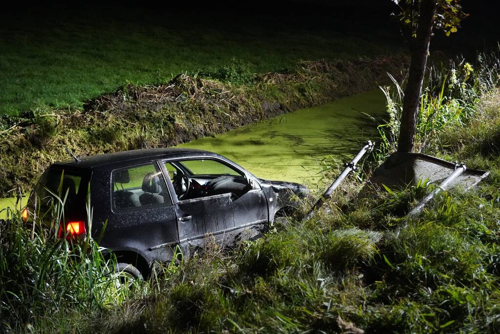 Auto raakt te water, bestuurder aangehouden