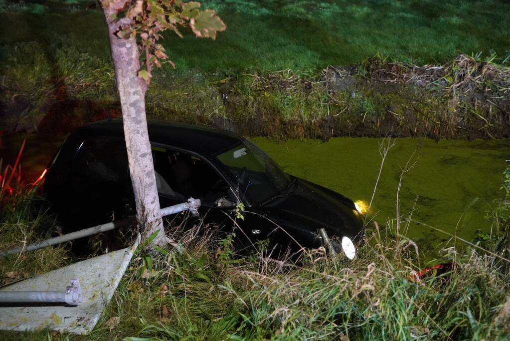 Auto raakt te water, bestuurder aangehouden