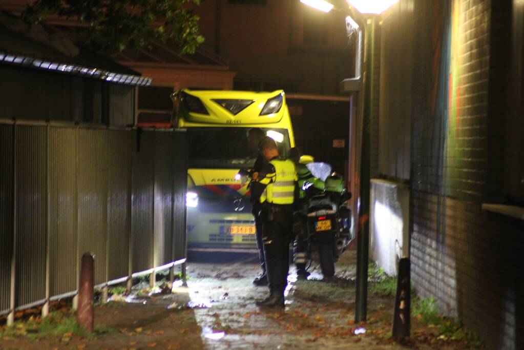 Persoon zwaargewond op straat aangetroffen