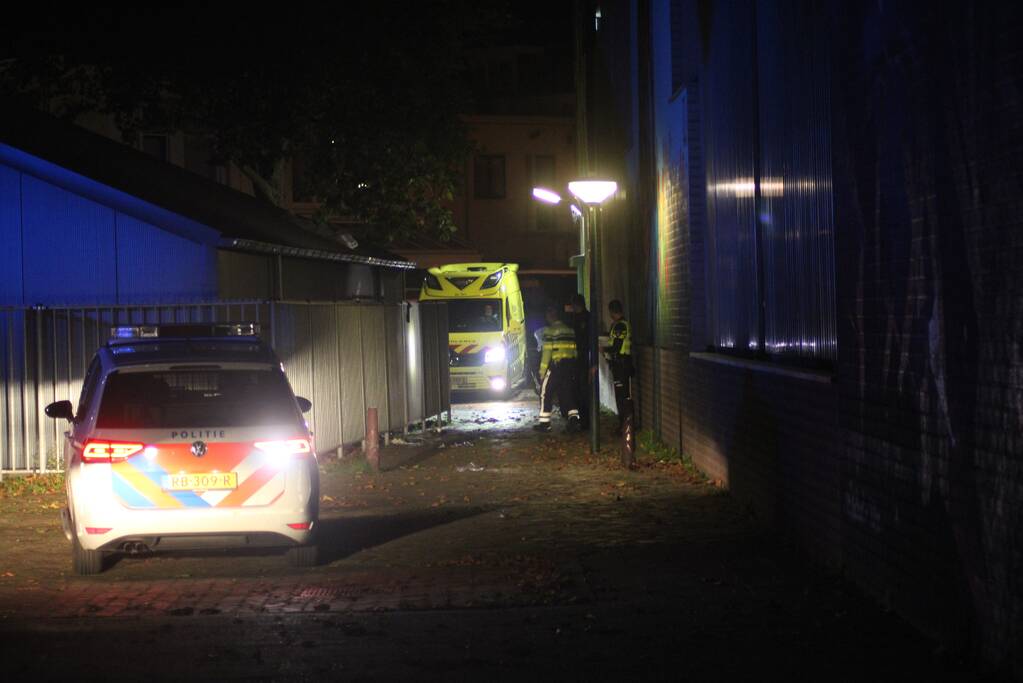 Persoon zwaargewond op straat aangetroffen