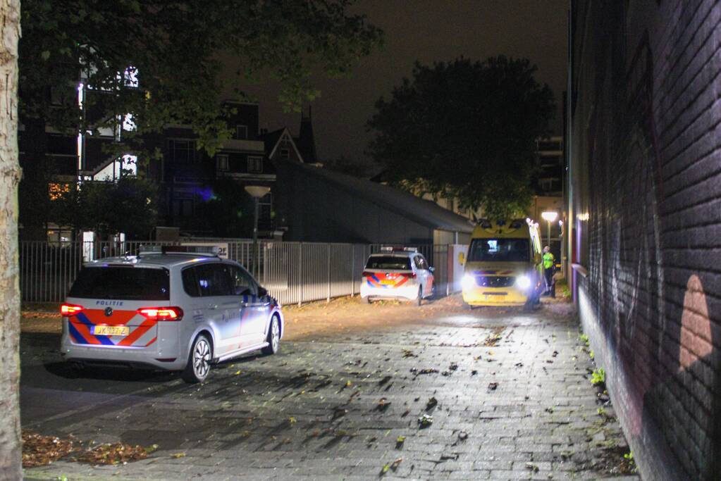 Persoon zwaargewond op straat aangetroffen