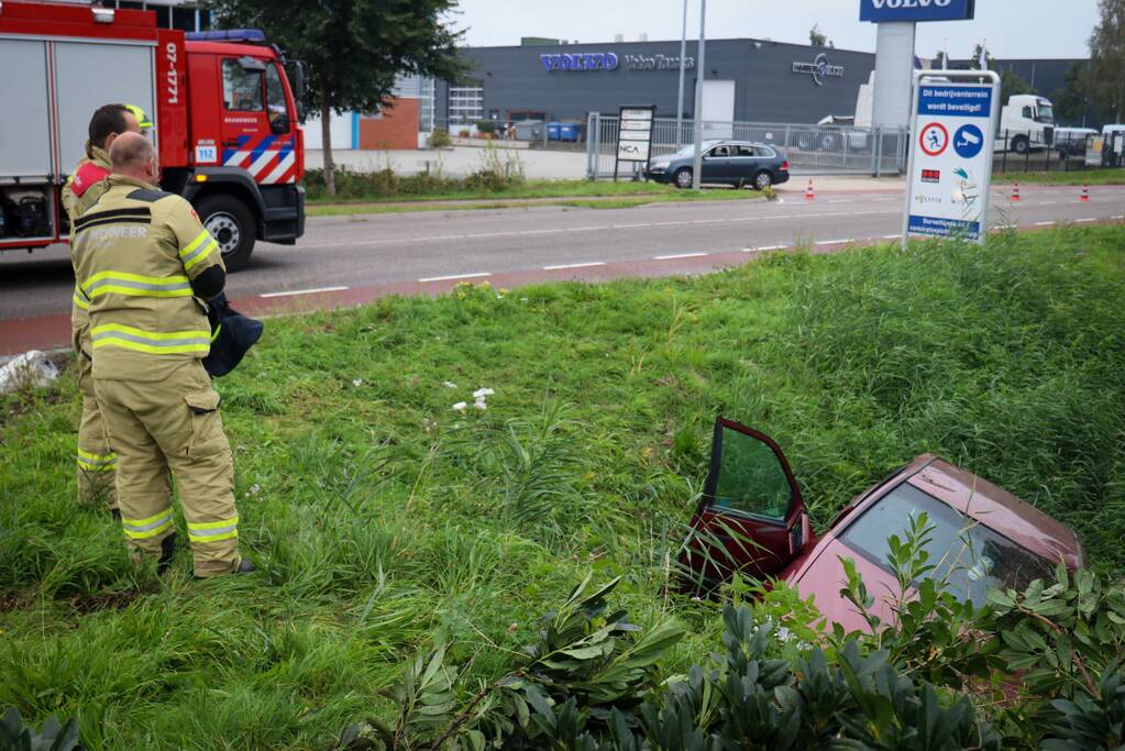 Auto belandt in sloot